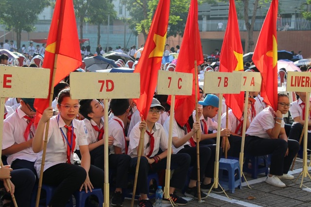 Học trò cả nước náo nức trong lễ khai giảng - 21 Học sinh trường THPT chuyên Hà Nội - Amsterdam hân hoan trong ngày khai giảng năm học mới. (Ảnh: Lệ Thu)