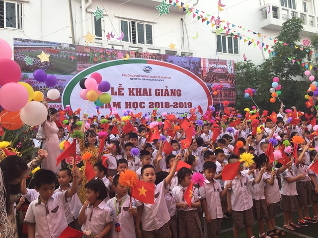 Học trò cả nước náo nức trong lễ khai giảng - 17 Các học sinh lớp 1 hân hoan ngày khai giảng tại Trường Phổ thông Quốc tế Newton, Hà Nội.