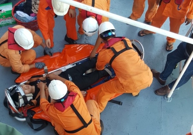 Cứu thuyền viên người Trung Quốc bị nạn ngoài khơi Nha Trang - 2 Nạn nhân được đưa về Nha Trang để cứu chữa trong tình trạng nguy cấp