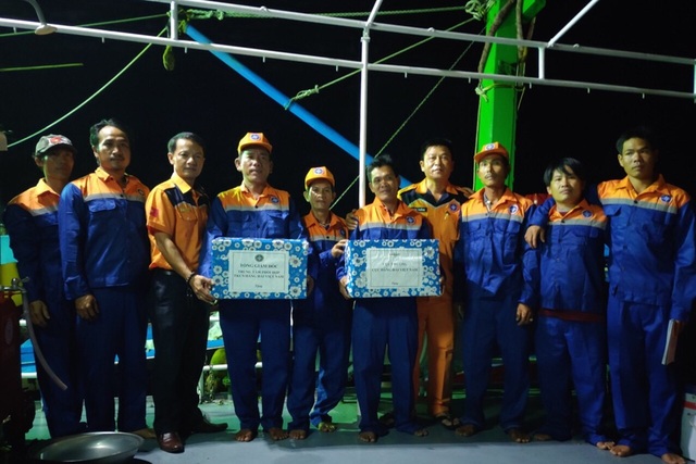 Cứu 15 ngư dân bị nạn khi đánh bắt cá ở Trường Sa - 3 Lực lượng cứu nạn Nhatrang MRCC thăm hỏi, động viên các ngư dân Bình Định bị nạn