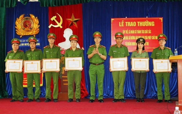 Triệt phá đường dây vận chuyển, mua bán 2.100 viên ma túy tổng hợp - 2 Lãnh đạo Công an tỉnh Hà Nam trao bằng khen cho các cá nhân, tập thể có thành tích xuất sắc trong việc phá án (ảnh: Công an Hà Nam)