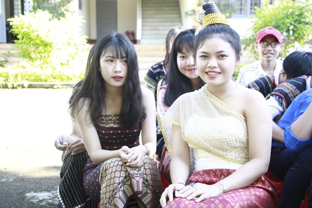 Học sinh đồng bào các dân tộc Đắk Lắk rạng rỡ ngày khai trường - 6 Các nữ sinh các dân tộc xinh đẹp, rạng rỡ