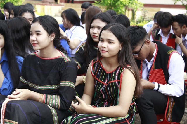 Học sinh đồng bào các dân tộc Đắk Lắk rạng rỡ ngày khai trường - 5 Học sinh đồng bào các dân tộc Đắk Lắk rạng rỡ ngày khai trường - 5