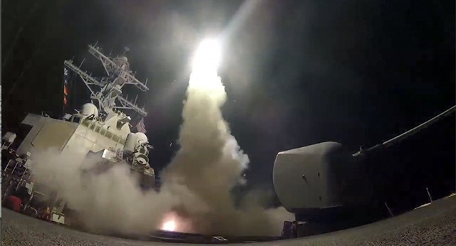 Mỹ cảnh báo đáp trả chớp nhoáng nếu Syria dùng vũ khí hóa học - 1
Tàu chiến Mỹ phóng tên lửa tấn công Syria hôm 7/4/2017 sau khi Washington cáo buộc Damascus sử dụng vũ khí hóa học. (Ảnh: AFP)