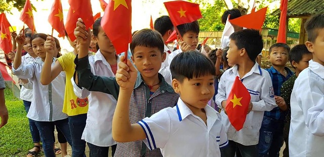 Rớt nước mắt với bát mì tôm ăn vội của giáo viên miền núi sau lễ khai giảng - 8
Niềm vui rạng rỡ của học sinh Tà Hộc ngày tựu trường