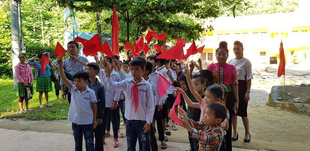 Rớt nước mắt với bát mì tôm ăn vội của giáo viên miền núi sau lễ khai giảng - 4
Áo trắng, khăn quàng đỏ, các em học sinh Trường PTDTBT THCS Tà Hộc tươi vui vẫy cờ chào năm học mới