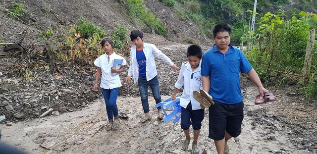 Rớt nước mắt với bát mì tôm ăn vội của giáo viên miền núi sau lễ khai giảng - 3
Lấm lem bùn đất nhưng các em học sinh vẫn vui tươi trong bộ áo trắng ngày đến trường