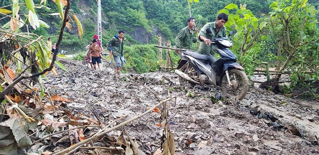 Rớt nước mắt với bát mì tôm ăn vội của giáo viên miền núi sau lễ khai giảng - 1
Phụ huynh ở các bản xa chở con đi từ sáng sớm kịp giờ khai giảng, vất vả vượt qua những đoạn đường bùn lầy trơn trượt sau mưa lũ