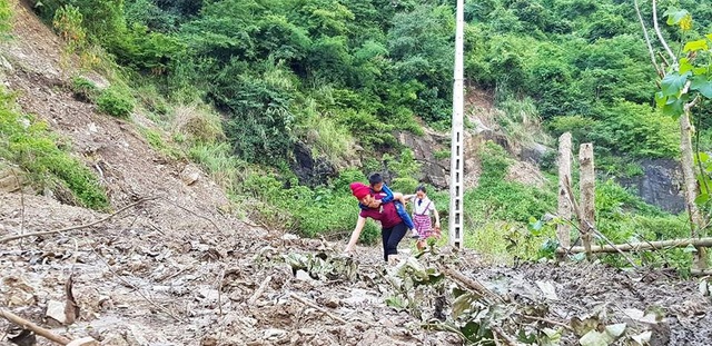 Rớt nước mắt với bát mì tôm ăn vội của giáo viên miền núi sau lễ khai giảng - 2
Xúc động hình ảnh bà mẹ địu con trên lưng đến trường dự lễ khai giảng ở Tà Hộc