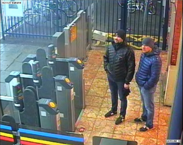 Anh công bố 2 nghi phạm vụ đầu độc cựu điệp viên hai mang Nga - 3 Alexander Petrov và Ruslan Boshirov tại nhà ga Salisbury ngày 3/3 (Ảnh: Sputnik)