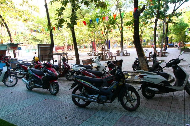 Sau khai giảng, nhiều trường cho học sinh nghỉ học, thầy cô đi liên hoan, chơi biển - 2 Xe các thầy cô giáo để lại sân trường tiểu học Quang Trung để mọi người lên xe ô tô về biển Cảnh Dương nghỉ mát sau lễ khai giảng trong khi hôm nay vẫn là ngày đầu tuần