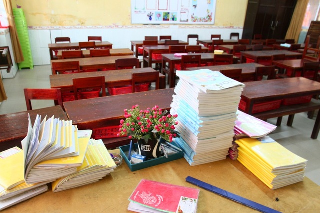 Sau khai giảng, nhiều trường cho học sinh nghỉ học, thầy cô đi liên hoan, chơi biển - 9
Vở sách ngổn ngang trên bàn giáo viên