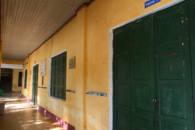 Sau khai giảng, nhiều trường cho học sinh nghỉ học, thầy cô đi liên hoan, chơi biển - 1 Các phòng học khóa cửa vào chiều 5/9 ở trường tiểu học Trường An, TP Huế