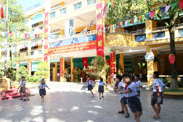 Sau khai giảng, nhiều trường cho học sinh nghỉ học, thầy cô đi liên hoan, chơi biển - 17
Tại Trường tiểu học Vĩnh Ninh cách đó chừng hơn 1 cây số thì việc học vẫn diễn ra bình thường. Trong ảnh: Các học sinh trong giờ ra chơi vui vẻ với không khí buổi học sau lễ khai giảng.