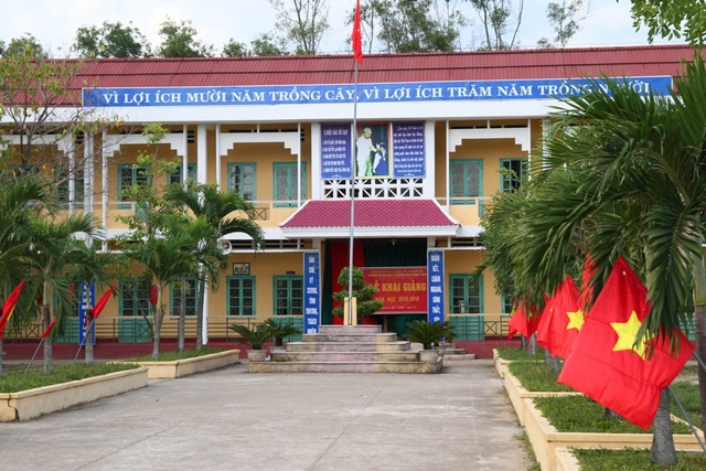 Sau khai giảng, nhiều trường cho học sinh nghỉ học, thầy cô đi liên hoan, chơi biển - 21 Không khí còn sót lại từ buổi sáng khai giảng
