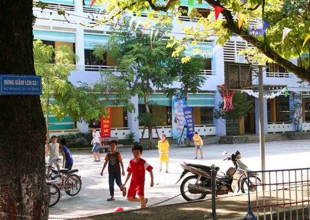 Sau khai giảng, nhiều trường cho học sinh nghỉ học, thầy cô đi liên hoan, chơi biển - 7 Sân trường như đang vào dịp hè
