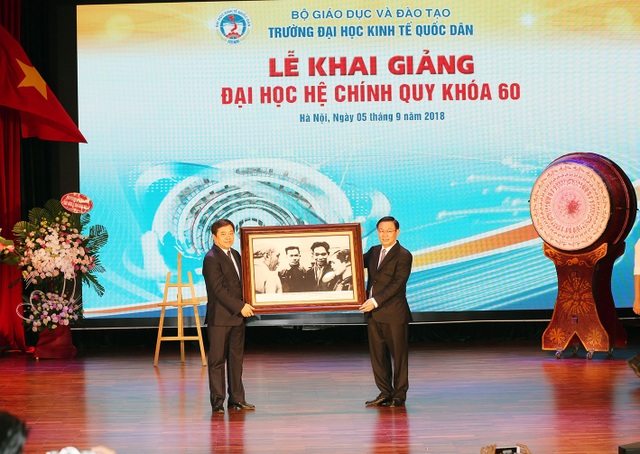 Phó Thủ tướng muốn ĐH Kinh tế Quốc dân lọt top 500 trường khu vực châu Á - 3 Phó Thủ tướng Vương Đình Huệ tặng bức tranh đến nhà trường.