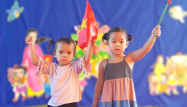 Học trò cả nước náo nức trong lễ khai giảng - 37
Các em lớp mầm non lần đầu tiên dự lễ khai giảng năm học mới (Ảnh: Nguyễn Duy)