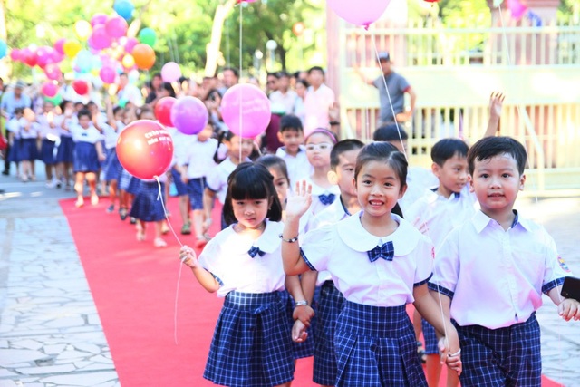 Học trò cả nước náo nức trong lễ khai giảng - 58
Các học sinh lớp 1 trường tiểu học Trần Quốc Toản ngày đầu tiên đến trường. (Ảnh: Đại Dương)