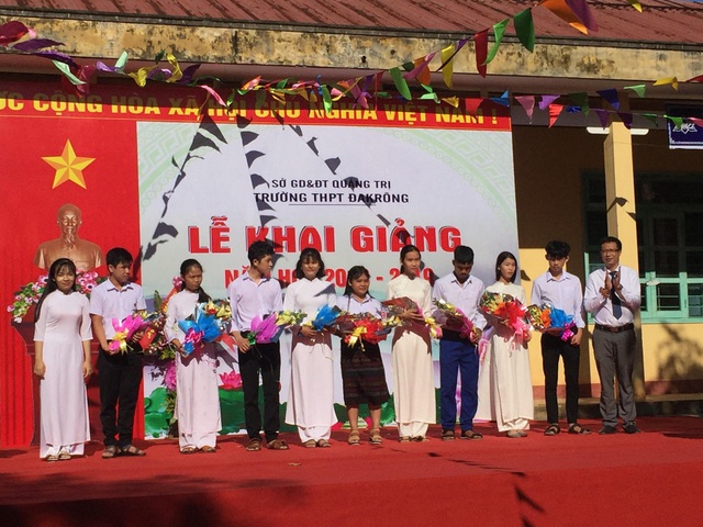 Học trò cả nước náo nức trong lễ khai giảng - 83 Ban giám hiệu tặng hoa cho đại diện học sinh lớp 10