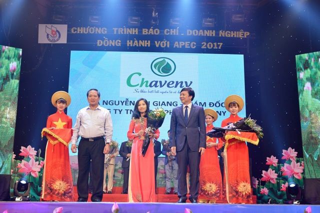CEO mỹ phẩm Chaveny: Phụ nữ Việt thật lạ, da lão hóa rồi mới bắt đầu chăm sóc - 2 Chaveny vinh dự nhận giải thưởng ‘Tự hào thương hiệu Việt Nam”năm 2017