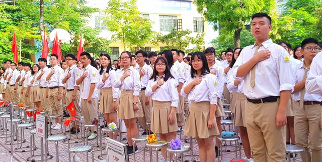 Học trò cả nước náo nức trong lễ khai giảng - 6
Học sinh trường THPT Phan Huy Chú trong Lễ khai giảng (Ảnh: Hà Cường)