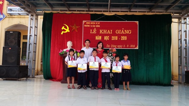 Trao học bổng, quà tặng và bảo hiểm cho học sinh, sinh viên nhân dịp năm học mới - 2 Trao học bổng tại trường Tiểu học Đại Đồng Hải Dương