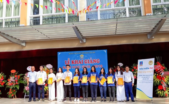 Trao học bổng, quà tặng và bảo hiểm cho học sinh, sinh viên nhân dịp năm học mới - 1
Trao học bổng tại trường PTTH Kim Liên Hà Nội
