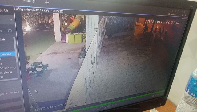 Đà Nẵng: Trường mầm non bị khủng bố bằng sơn, mắm tôm - 2 Hình ảnh trích xuất camera an ninh cho thấy có 4 người ở trước cổng trường vào nửa đêm 4/9, rạng sáng 5/9