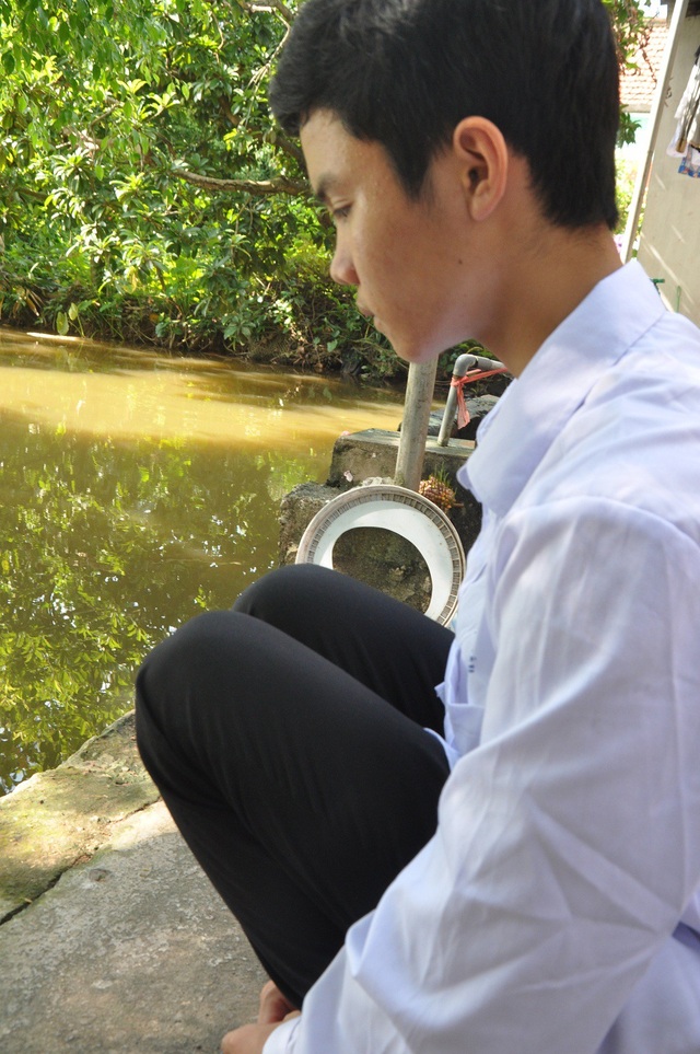 Bố tai nạn, mẹ ung thư, nam sinh lớp 10 có nguy cơ bỏ học - 8 Diệu vừa thi đỗ vào lớp 10, lại đang phải điều trị chứng viêm cầu thận nhưng em có nguy cơ bỏ học để đi làm.