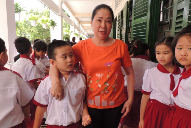 TPHCM yêu cầu “nói về trẻ” nhiều hơn trong buổi họp phụ huynh - 1
Sở GD-ĐT TPHCM yêu cầu các trường cần đề cập nhiều hơn về học sinh trong họp phụ huynh đầu năm. Trong ảnh: Phụ huynh tại TPHCM đưa con đi tựu trường.