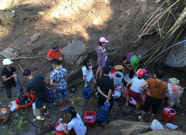Mưa lũ lịch sử, hàng nghìn người dân Mường Lát thiếu lương thực - 7 Nhiều người phải chờ đợi để lấy được nước sinh hoạt