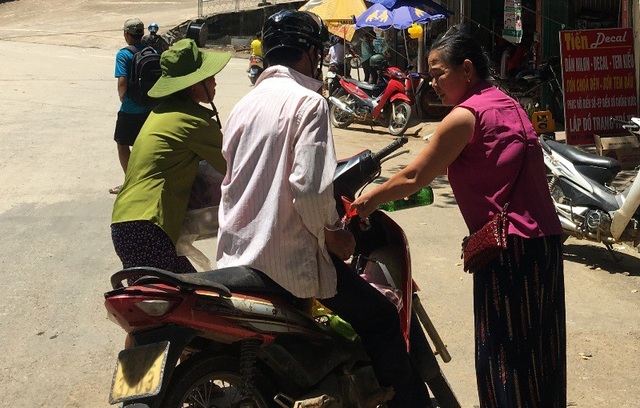 Mưa lũ lịch sử, hàng nghìn người dân Mường Lát thiếu lương thực - 10 Mua xăng về nhà
