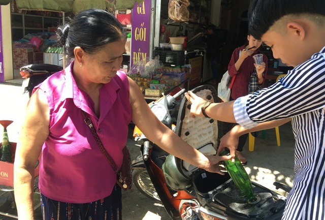 Khan hiếm xăng dầu vì mưa lũ cô lập, tư nhân bán đắt gần gấp đôi - 2 Người dân mua xăng lẻ với giá gần gấp đôi so với bình thường