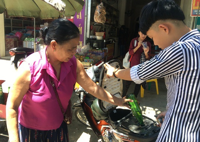 Mưa lũ lịch sử, hàng nghìn người dân Mường Lát thiếu lương thực - 9 Người dân chủ yếu phải đổ xăng lẻ ở các cửa hàng tạp hóa