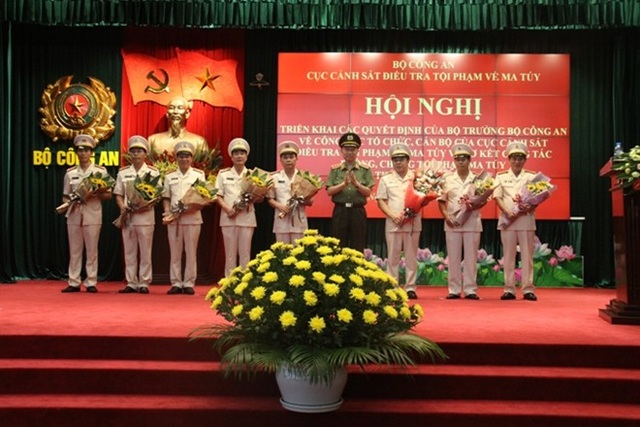Cục Cảnh sát điều tra tội phạm về ma tuý có 8 Cục phó - 1 Bộ trưởng Tô Lâm tặng hoa chức mừng lãnh đạo Cục.