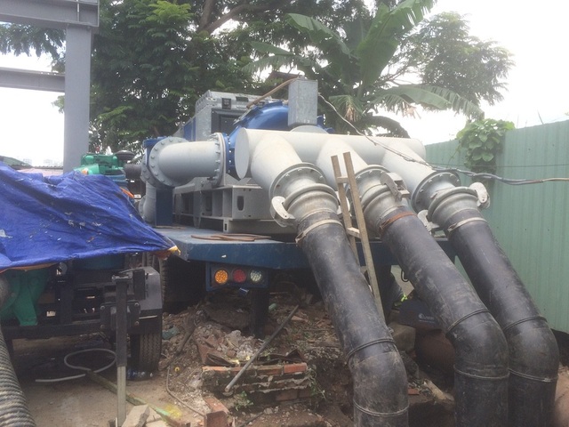 "Bế tắc" vụ chống ngập bằng máy bơm siêu khủng - 1 Trung tâm chống ngập TPHCM huy động máy bơm chống ngập cho đường Nguyễn Hữu Cảnh khi máy bơm siêu khủng ngừng vận hành vì hết kinh phí