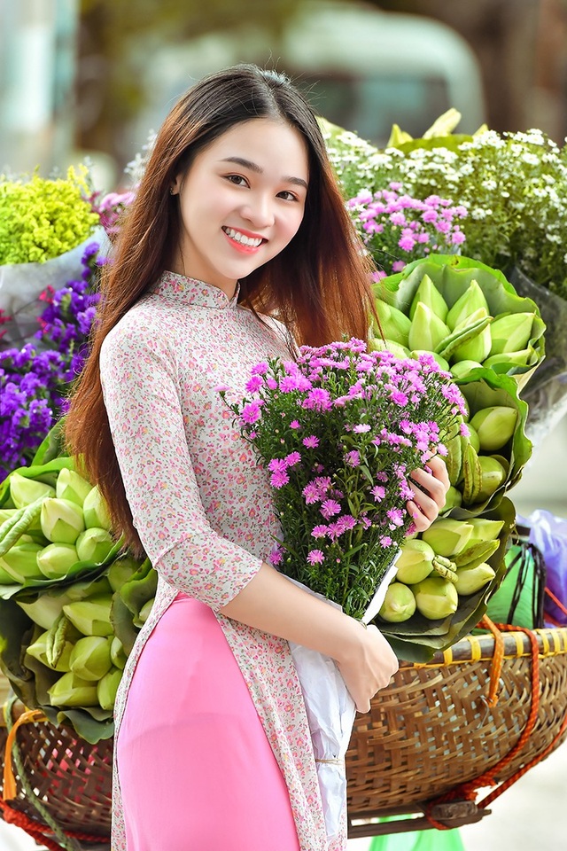 Hoa thu Hà Nội khoe sắc cùng thiếu nữ tuổi 18 | Báo Dân trí