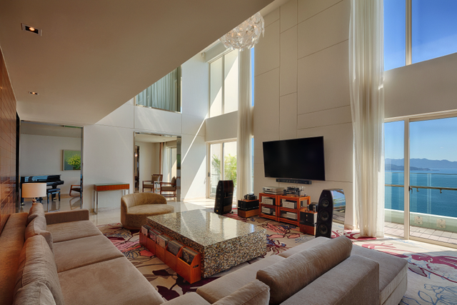 Cận cảnh căn Penthouse đắt giá bậc nhất thành phố biển Nha Trang - 1 Được thiết kế với khát vọng “ở mọi góc của công trình chúng ta đều thấy biển và thấy đang sống ở Nha Trang”, kiến trúc sư tài hoa người Singapore Tan Hock Beng đã sử dụng tường kính trong suốt kéo dài liên hoàn từ trần xuống sàn, bao phủ toàn bộ mặt tiền của mỗi căn Penthouse giúp mang đến một tầm nhìn 360 độ không giới hạn, ôm trọn thành phố biển Nha Trang.