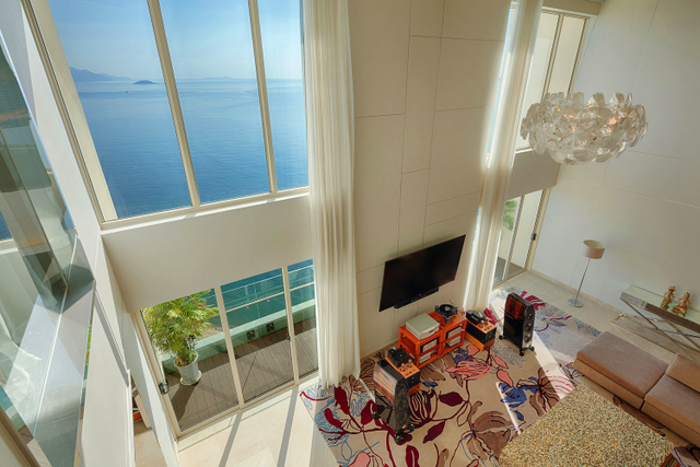 Cận cảnh căn Penthouse đắt giá bậc nhất thành phố biển Nha Trang - 2 Nằm trên tầng cao nhất của toà căn hộ 29 tầng, căn hộ Penthouse của The Costa Nha Trang cách biệt hoàn toàn với khói bụi, hay âm thanh của cuộc sống thường nhật.