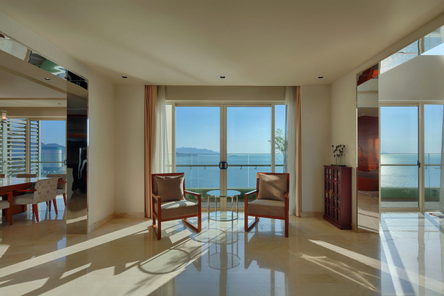 Cận cảnh căn Penthouse đắt giá bậc nhất thành phố biển Nha Trang - 7 Không gian sống được thiết kế tối giản, tạo cảm giác bình yên, thư thái cho chủ nhân căn hộ. Những món nội thất trong căn nhà cũng không cầu kỳ nhưng toát lên thẩm mỹ của chủ nhân.