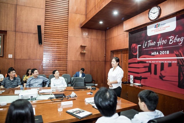 Chuyện “bà mẹ bỉm sữa” đi học Thạc sĩ - 2
Chị Dung là một trong những học viên xuất sắc được nhận học bổng của FSB.