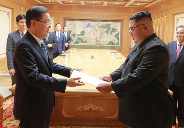 Tuyên bố quan trọng của ông Kim Jong-un giữa lúc đàm phán với Mỹ bế tắc - 2 Ông Chung Eui-yong trao thư của Tổng thống Moon Jae-in cho ông Kim Jong-un ngày 5/9 (Ảnh: Reuters)