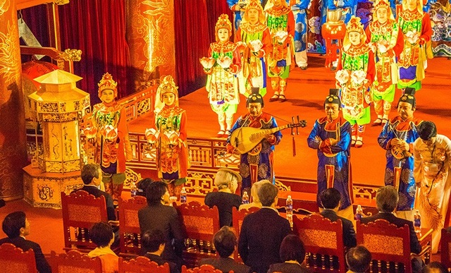 Kỷ niệm 25 năm Quần thể Di tích Cố đô Huế được công nhận Di sản Văn hóa Thế giới - 2 Nhã nhạc - Âm nhạc cung đình Việt Nam biểu diễn cho vợ chồng Nhật Hoàng tại nhà hát Duyệt Thị Đường