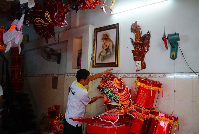 Đèn lồng khổng lồ hình thỏ đón trung thu ở TPHCM - 11 Ngoài 30 chiếc đèn lồng khổng lồ, gia đình anh Bình còn sản xuất hơn 2000 đèn lồng nhỏ để bán ra thị trường.