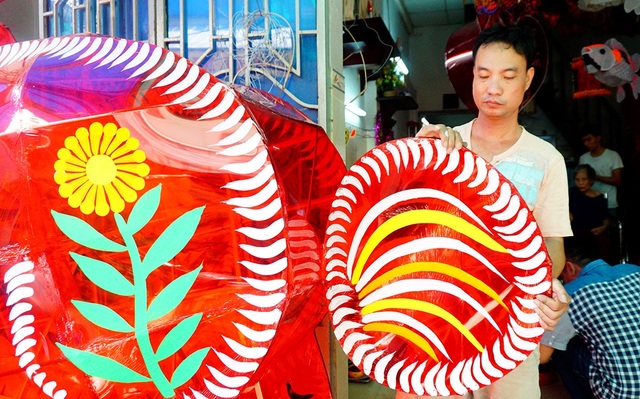 Đèn lồng khổng lồ hình thỏ đón trung thu ở TPHCM - 8 Mỗi năm, gia đình anh Bình đều tìm và làm các mẫu sản phẩm mới.