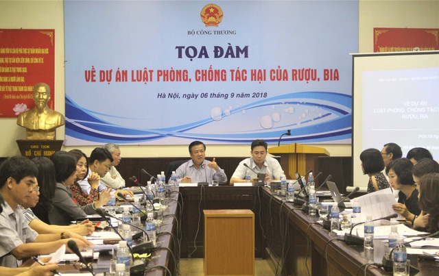 Doanh nghiệp đồ uống: “Tài trợ mà không được nói mình tài trợ thì khác gì áo gấm đi đêm” - 1
Tọa đàm về Dự án luật phòng chống tác hại của rượu bia
