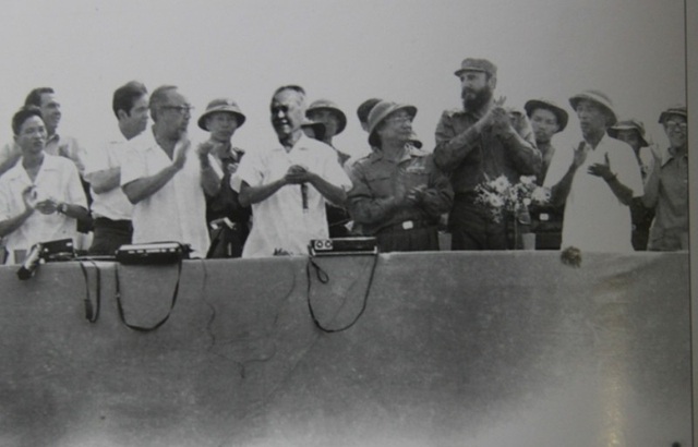 45 năm lãnh tụ Cuba Fidel Castro thăm “đất lửa” Quảng Trị - 3
Đại diện Chính phủ Cách mạng lâm thời Cộng hòa miền Nam Việt Nam đọc lời chào đón lãnh tụ Cu Ba