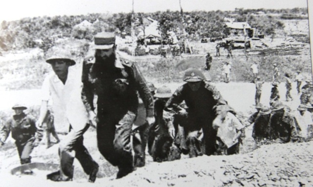 45 năm lãnh tụ Cuba Fidel Castro thăm “đất lửa” Quảng Trị - 8 Chủ tịch Fidel thăm cụm căn cứ Dốc Miếu