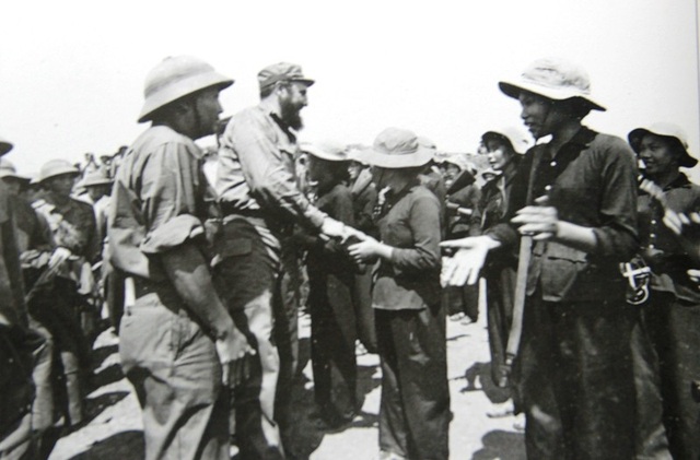 45 năm lãnh tụ Cuba Fidel Castro thăm “đất lửa” Quảng Trị - 9 Bắt tay thăm hỏi du kích ở Gio Linh